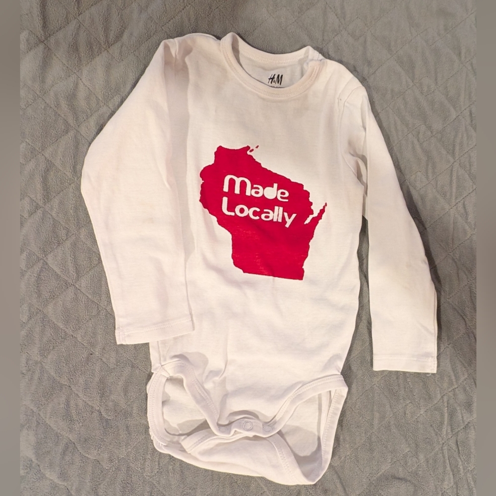 H&M 12-18M Wisconsin Onesie with Red Graphic